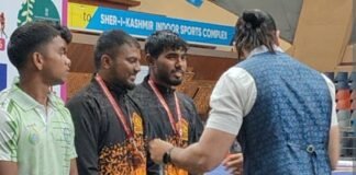ऑल इंडिया इंटर युनिव्हर्सिटी वुशू स्पर्धेत जामखेडच्या रोहित थोरातचा कांस्यपदकावर ठसा! जम्मू-काश्मीरमध्ये दमदार कामगिरी; यापूर्वी मॉस्को स्टार आंतरराष्ट्रीय स्पर्धेतही पटकावले होते कांस्यपदक जम्मू-काश्मीर येथे नुकत्याच पार पडलेल्या ऑल इंडिया इंटर युनिव्हर्सिटी वुशू स्पर्धेत जामखेडच्या आयडियल स्पोर्ट अकॅडमीचा खेळाडू रोहित थोरात याने दमदार कामगिरी करत कांस्यपदक पटकावले. रोहितच्या या उल्लेखनीय यशामुळे जामखेडच्या क्रीडा क्षेत्राच्या शिरपेचात आणखी एक मानाचा तुरा खोवला गेला आहे. रोहित थोरात याने यापूर्वी दोन वेळा ऑल इंडिया इंटर युनिव्हर्सिटी वुशू स्पर्धेत सहभाग घेतला होता. मात्र, दोन्ही वेळा त्याला पदकाने हुलकावणी दिली होती. परंतु अपयशाने खचून न जाता सातत्यपूर्ण सराव, मेहनत आणि जिद्दीच्या जोरावर रोहितने यंदाच्या स्पर्धेत उत्कृष्ट खेळाचे प्रदर्शन केले आणि अखेर कांस्यपदकावर आपले नाव कोरले. विशेष म्हणजे, रोहितने याच वर्षी रशिया येथे झालेल्या आंतरराष्ट्रीय मॉस्को स्टार वुशू स्पर्धेतही कांस्यपदक पटकावून आंतरराष्ट्रीय स्तरावर आपल्या खेळाची छाप उमटवली आहे. त्यामुळे राष्ट्रीय तसेच आंतरराष्ट्रीय पातळीवर सातत्याने उल्लेखनीय कामगिरी करणारा खेळाडू म्हणून रोहितची वाटचाल सुरू आहे. सध्या रोहित थोरात हा कॉलेज ऑफ फिजिकल एज्युकेशन, आष्टी येथे बी.पी.एड.चे शिक्षण घेत असून, शिक्षणासोबतच वुशूच्या सरावावरही तो सातत्याने लक्ष केंद्रित करत आहे. त्याला आंतरराष्ट्रीय खेळाडू तथा राष्ट्रीय पंच लक्ष्मण उदमले तसेच उपाध्यक्ष शाम पंडित यांचे मार्गदर्शन लाभत आहे. रोहितच्या या यशाबद्दल विधानपरिषद सभापती प्रा. राम शिंदे, कर्जत-जामखेडचे आमदार रोहित पवार, जामखेड नगरपरिषदेच्या नगराध्यक्षा सौ. प्रांजल अमित चिंतामणी, विद्यापीठाचे क्रीडा संचालक डॉ. सचिन देशमुख तसेच प्राचार्य बाळासाहेब खेमगर यांनी रोहितचे अभिनंदन केले. त्याच्या पुढील क्रीडा वाटचालीस शुभेच्छा देत त्याने राष्ट्रीय व आंतरराष्ट्रीय स्तरावर आणखी मोठे यश संपादन करावे, अशी अपेक्षा व्यक्त केली. रोहित थोरातच्या या यशामुळे जामखेडच्या क्रीडा क्षेत्रातील गुणवत्तेला पुन्हा एकदा राष्ट्रीय पातळीवर अधोरेखित होण्याची संधी मिळाली असून, त्याच्या पुढील कामगिरीकडे क्रीडाप्रेमींचे लक्ष लागले आहे.