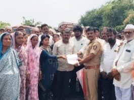 “चोरीचा गुन्हा की पोलिसांचा हलगर्जीपणा?”,  ५ महिन्यांच्या जुळ्या बाळांसह आईचा महामार्गावर ठिय्या! नान्नजमध्ये तीन तास रास्ता रोको, पोलिसांच्या लेखी आश्वासनानंतर आंदोलन मागे