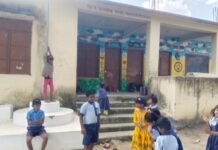 शिक्षक द्या, पाचवीचा वर्ग सुरू करा! मागण्या दुर्लक्षित होताच, शाळेला पालकांनी ठोकले कुलूप