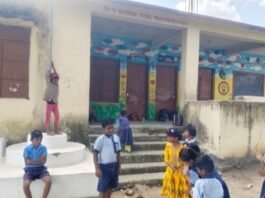 शिक्षक द्या, पाचवीचा वर्ग सुरू करा! मागण्या दुर्लक्षित होताच, शाळेला पालकांनी ठोकले कुलूप