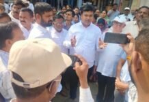 जामखेडच्या अतिक्रमण हटाव मोहिमेत दुजाभाव का? आकाश बाफना यांचा प्रशासनाला सवाल! अतिक्रमण कारवाईत समान न्याय द्या, व्यापाऱ्यांना वेठीस धरू नका!