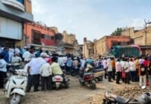 जामखेड महामार्ग अतिक्रमण हटाव मोहिमेचा पाचव्या दिवशीही गोंधळ! ‘रोव्हर’ मशीनचा सर्व्हर डाऊन, मोजणी रखडली, व्यापाऱ्यांचा संभ्रम कायम! मंगळवारी भूमिअभिलेख, राष्ट्रीय महामार्ग आणि नगरपरिषदेकडून संयुक्त मोजणीचे आश्वासन