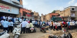 जामखेड महामार्ग अतिक्रमण हटाव मोहिमेचा पाचव्या दिवशीही गोंधळ! ‘रोव्हर’ मशीनचा सर्व्हर डाऊन, मोजणी रखडली, व्यापाऱ्यांचा संभ्रम कायम! मंगळवारी भूमिअभिलेख, राष्ट्रीय महामार्ग आणि नगरपरिषदेकडून संयुक्त मोजणीचे आश्वासन