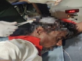 जामखेडच्या खर्डा रोडवर अपघात! खेमानंद शाळेसमोरील स्पीड ब्रेकरवर दुचाकीस्वार पडला, सामाजिक कार्यकर्ते संजय कोठारी यांची तत्परता!     खेमानंद शाळेसमोरील स्पीड ब्रेकर ठरला अपघाताचे कारण? मातकुळीचे राहुल डोके रस्त्यावर पडले!