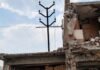 पोल दुकानात की दुकान पोलात? जामखेडमध्ये नियम धाब्यावर! विजेचा खांबही अतिक्रमणात बंदिस्त