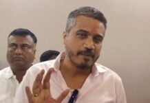 पाच हजारांची मदत म्हणजे शेतकऱ्यांची थट्टा! हेक्टरी एक लाख द्या, रोहित पवारांचा सरकारला इशारा, राज्यभर आंदोलन छेडणार! व्यापाऱ्यांना दिलासा देण्यासाठी रोहित पवार मैदानात!