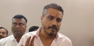 पाच हजारांची मदत म्हणजे शेतकऱ्यांची थट्टा! हेक्टरी एक लाख द्या, रोहित पवारांचा सरकारला इशारा, राज्यभर आंदोलन छेडणार! व्यापाऱ्यांना दिलासा देण्यासाठी रोहित पवार मैदानात!