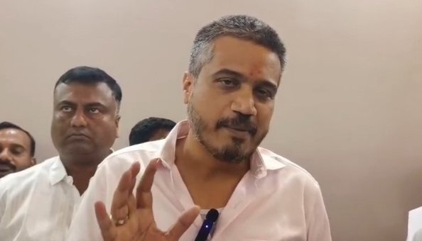 पाच हजारांची मदत म्हणजे शेतकऱ्यांची थट्टा! हेक्टरी एक लाख द्या, रोहित पवारांचा सरकारला इशारा, राज्यभर आंदोलन छेडणार! व्यापाऱ्यांना दिलासा देण्यासाठी रोहित पवार मैदानात! पाच हजारांची मदत म्हणजे शेतकऱ्यांची थट्टा! हेक्टरी एक लाख द्या, रोहित पवारांचा सरकारला इशारा, राज्यभर आंदोलन छेडणार! व्यापाऱ्यांना दिलासा देण्यासाठी रोहित पवार मैदानात!