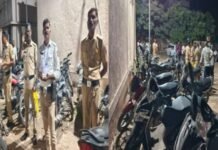 जामखेडमध्ये पोलिसांचा दणका! दोन दिवसांत ८० वाहनांवर कारवाई, रात्री ११ वाजता आस्थापना बंद! पोलीस निरीक्षक दशरथ चौधरी ॲक्शन मोडवर, हेल्मेट, नंबरप्लेट, ट्रिपल सीट अन् कागदपत्रांची तपासणी सुरूच!