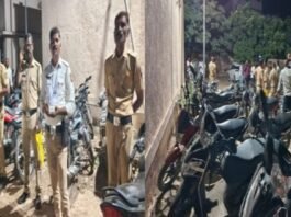 जामखेडमध्ये पोलिसांचा ॲक्शन मोड! वाहतूक नियम मोडणाऱ्यांची आता खैर नाही, ४० वाहनांवर कारवाई  नंबरप्लेट, हेल्मेट, कागदपत्रे आणि ट्रिपल सीटवर पोलिसांचा वॉच, रात्री ११ वाजता सर्व आस्थापना बंद होणार – पोलीस निरीक्षक दशरथ चौधरी
